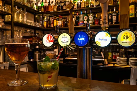 Le comptoir et ses tireuses, une bière et un mojito posés dessus