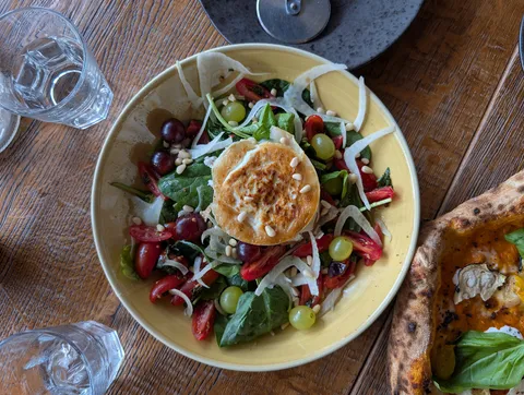 Une salade au chèvre chaud servie en salle