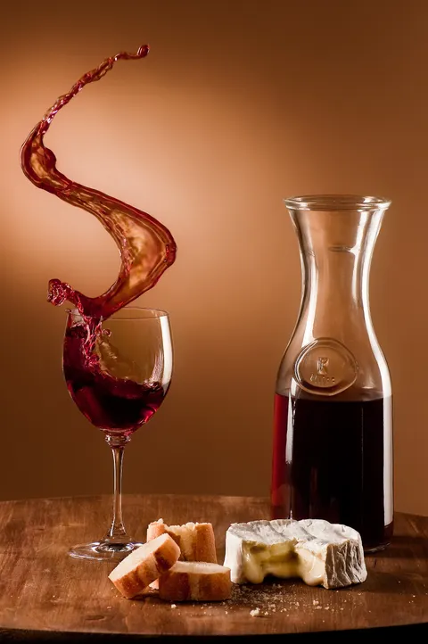 Un verre de vin posé sur une table, en salle
