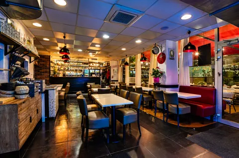 La banquette rouge, face au comptoir