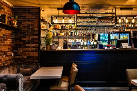 Le bar et son chesterfield