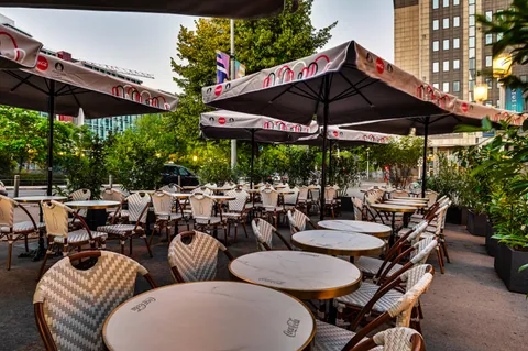 La terrasse de la brasserie au crépuscule, chaises de bistrot en rotin