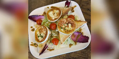 Salade de chèvre chaud, toasts et tomates cerises